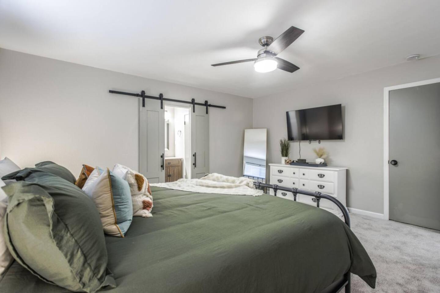 New Hummingbird Haven - Nw Okc, Billiards, Firepit Villa Oklahoma City Exteriör bild