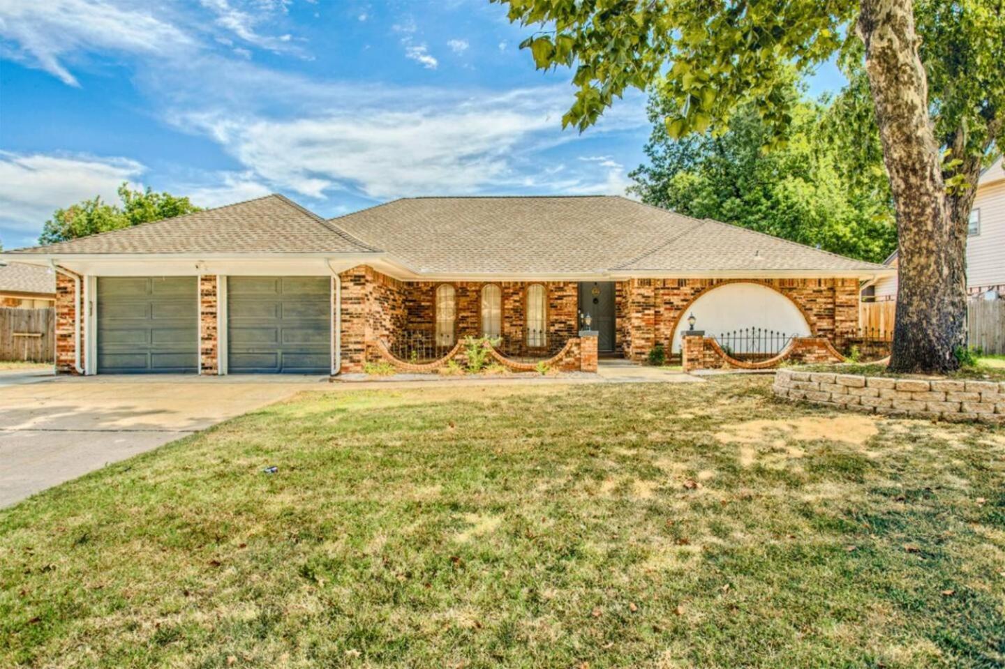 New Hummingbird Haven - Nw Okc, Billiards, Firepit Villa Oklahoma City Exteriör bild